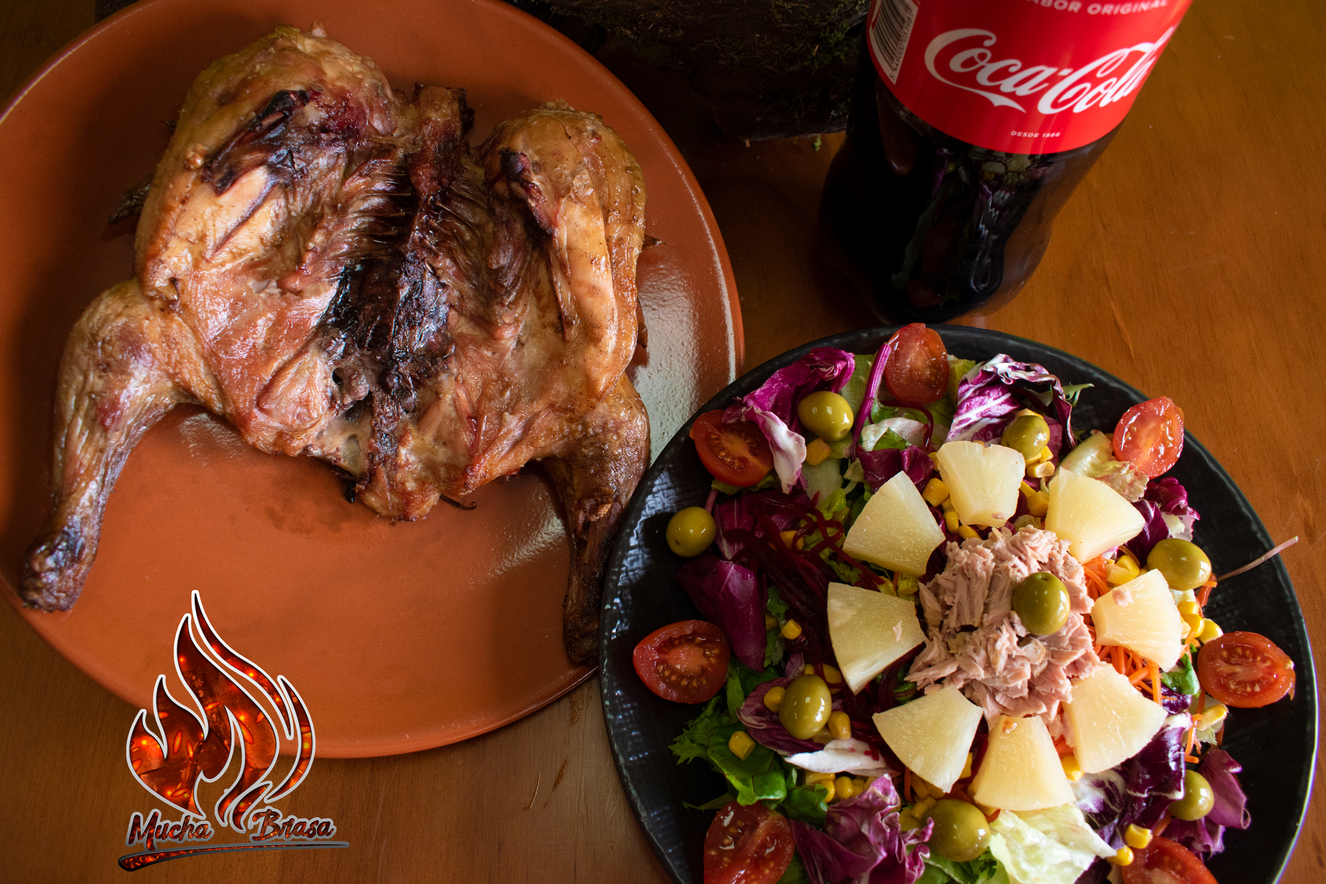 Pollo a la brasa y ensalada tropical